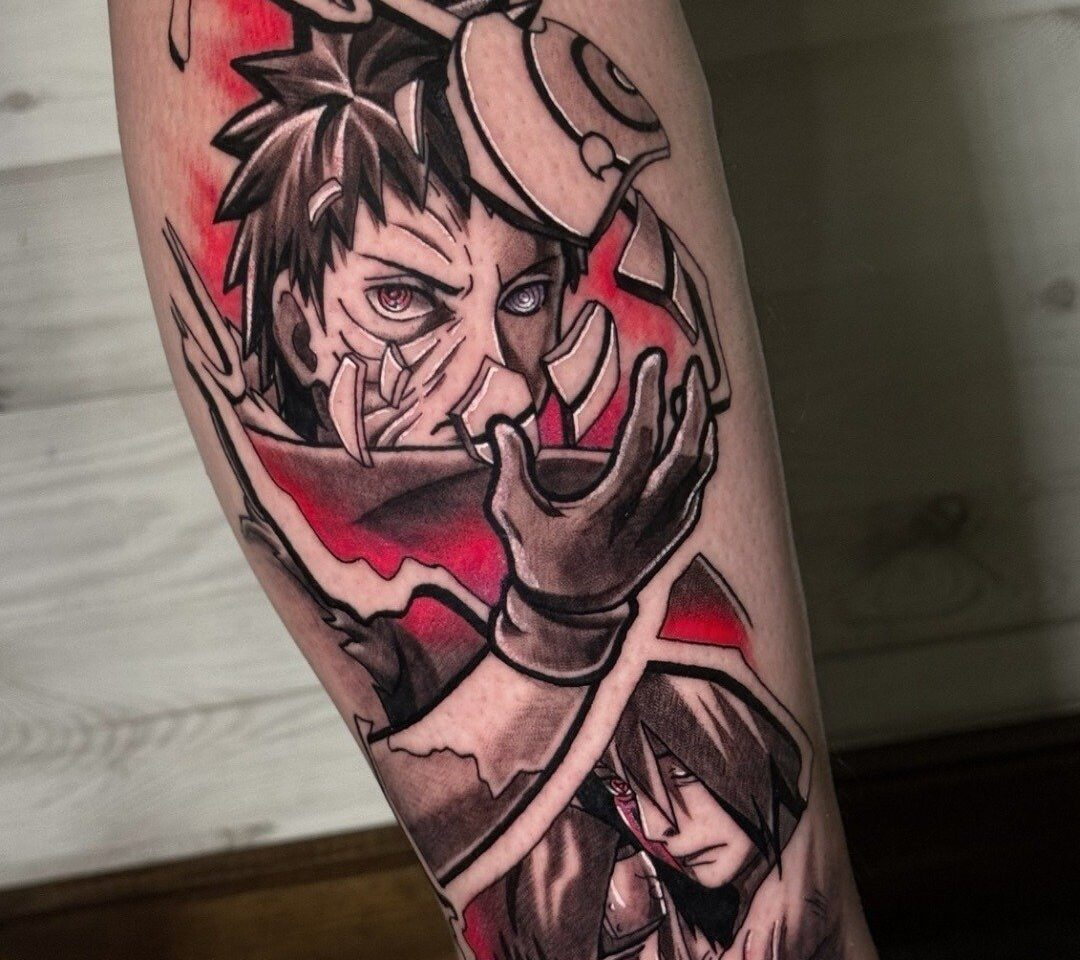 Tatuaje en el antebrazo que presenta personajes de anime, con un diseño en blanco y negro y detalles en rojo, destacando la expresión intensa de los personajes.